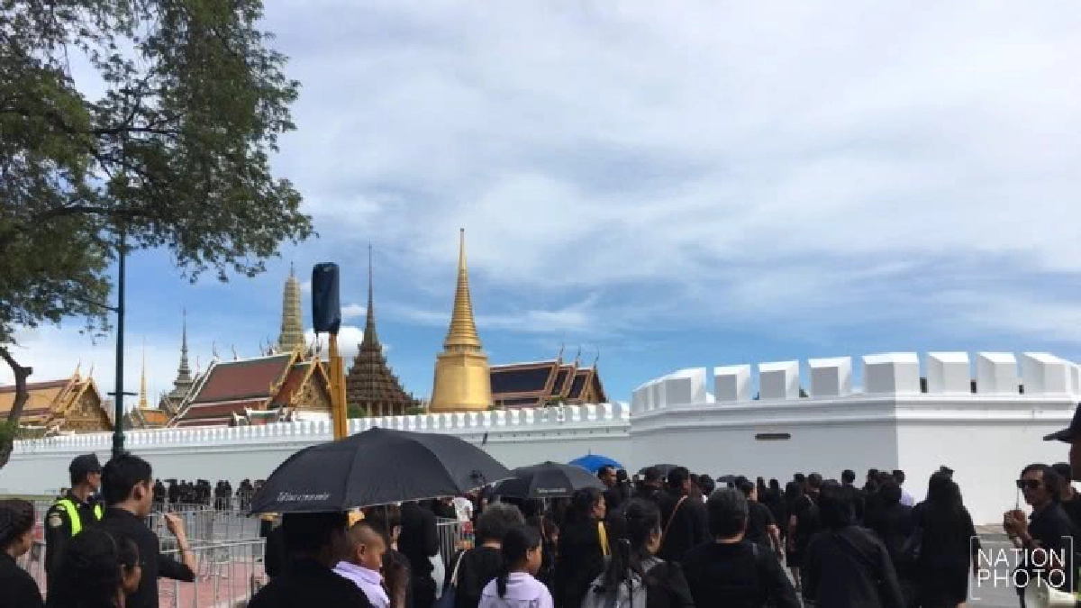 ปชช.ร้อยดวงใจ กราบพระบรมศพ ร.9 แน่นสนามหลวง