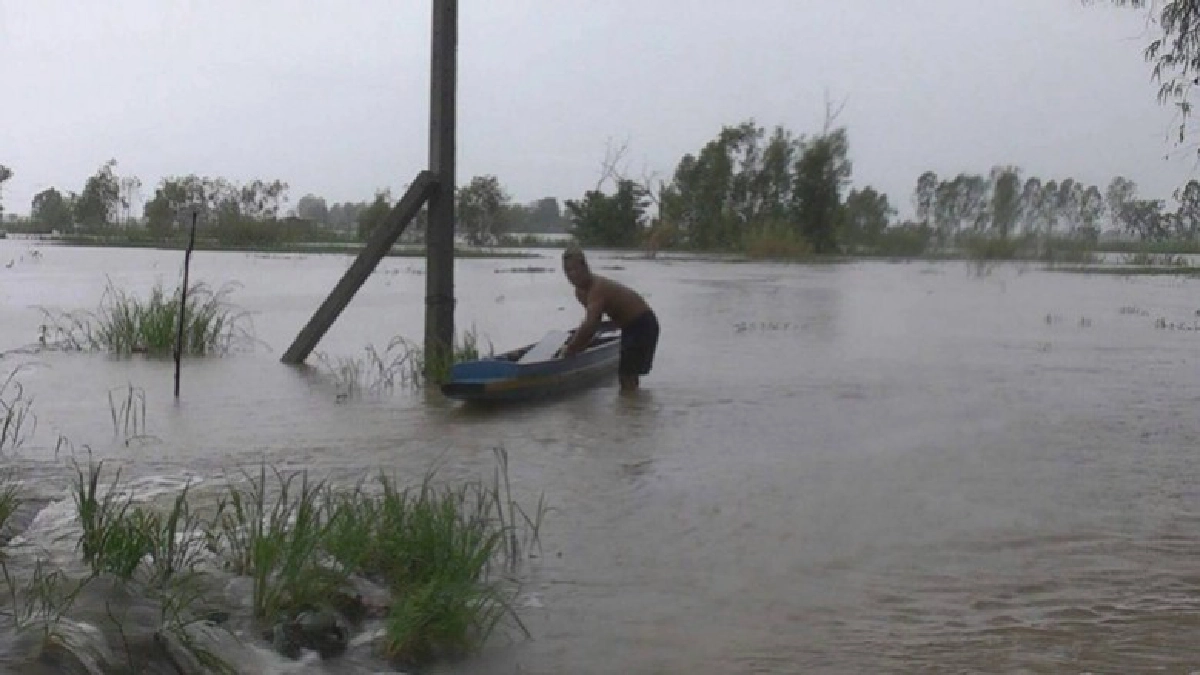 พิจิตร-ฝนชุกแม่น้ำยมท่วมข้ามถนนเชื่อมหมู่บ้าน-บ้านปชช. พิจิตร-ฝนชุกแม่น้ำยมท่วมข้ามถนนเชื่อมหมู่บ้าน-บ้านปชช.