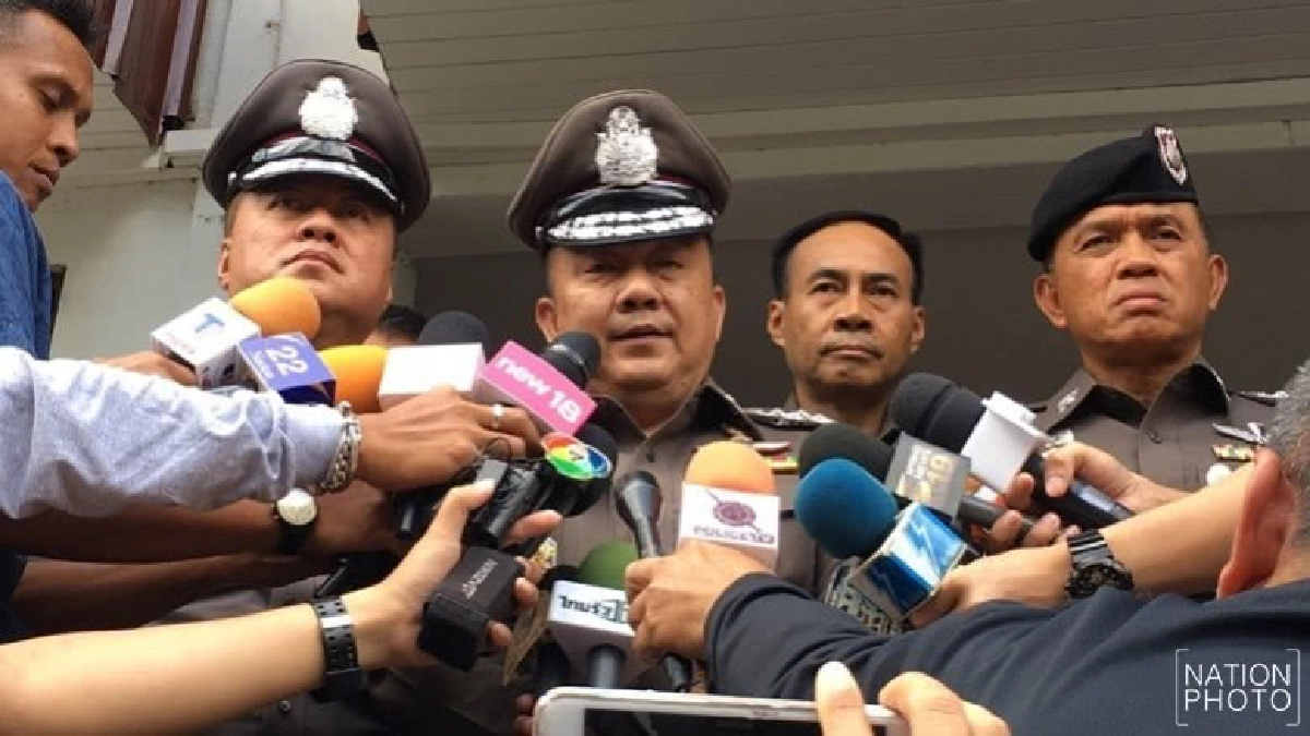 ‘ศรีวราห์’ถกจนท.ก่อนค้นบ้าน‘ยิ่งลักษณ์’ ‘ศรีวราห์’ถกจนท.ก่อนค้นบ้าน‘ยิ่งลักษณ์’