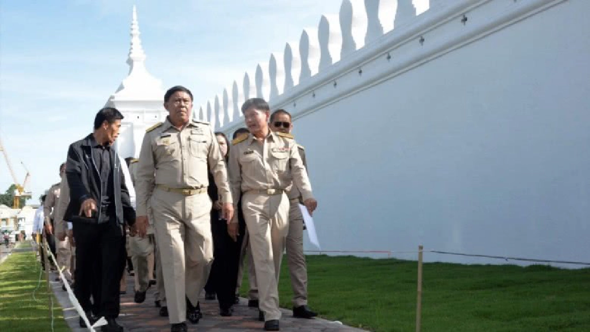 "อัศวิน" เดินตรวจสนามหลวง เผยเร่งติดพัดลม หลังย้ายเต๊นท์ "อัศวิน" เดินตรวจสนามหลวง เผยเร่งติดพัดลม หลังย้ายเต๊นท์