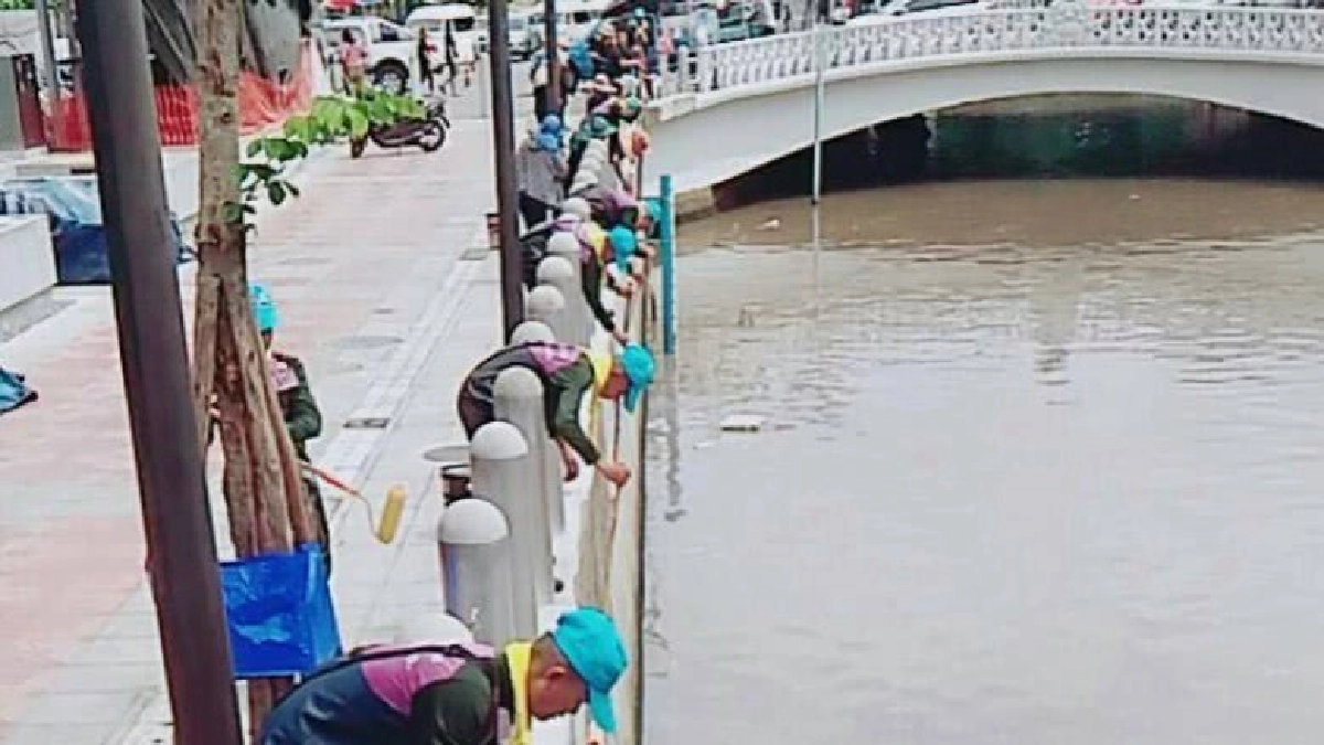 จิตอาสากว่า 1,000 คน ทำความสะอาดรอบวัง จิตอาสากว่า 1,000 คน ทำความสะอาดรอบวัง