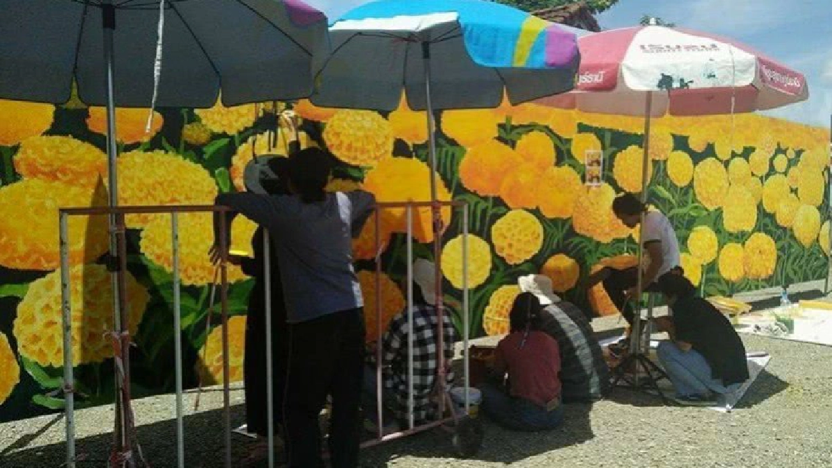 เขียนสวนดาวเรืองบนกำแพงถวายแด่พ่อหลวงร.9