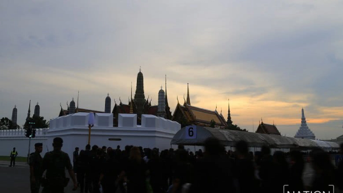 ปชช.เดินทางมากราบพระบรมศพ ท่ามกลางอากาศแปรปรวน(ภาพชุด)
