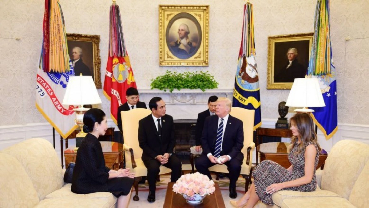 คลิป... นาที "ประยุทธ์" ย่างเท้าเข้าทำเนียบขาวพบ "ทรัมป์" คลิป... นาที "ประยุทธ์" ย่างเท้าเข้าทำเนียบขาวพบ "ทรัมป์"
