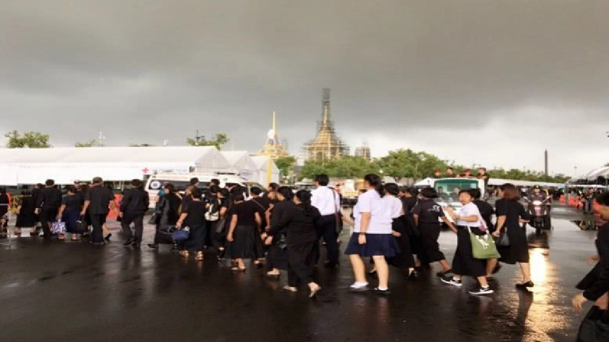 ปชช.กราบพระบรมศพแน่นท่ามกลางฝนตกทั้งวัน ปชช.กราบพระบรมศพแน่นท่ามกลางฝนตกทั้งวัน