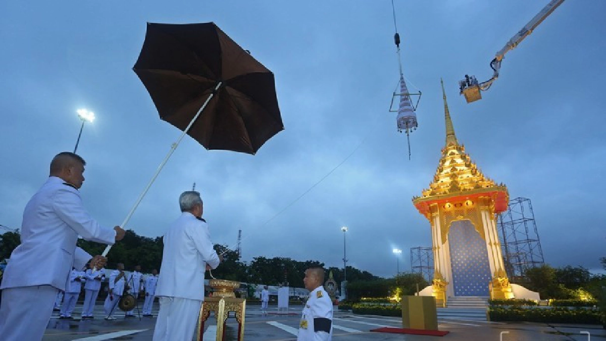 โปรดเกล้าฯ องคมนตรียกฉัตรขาว 9 ชั้น โปรดเกล้าฯ องคมนตรียกฉัตรขาว 9 ชั้น