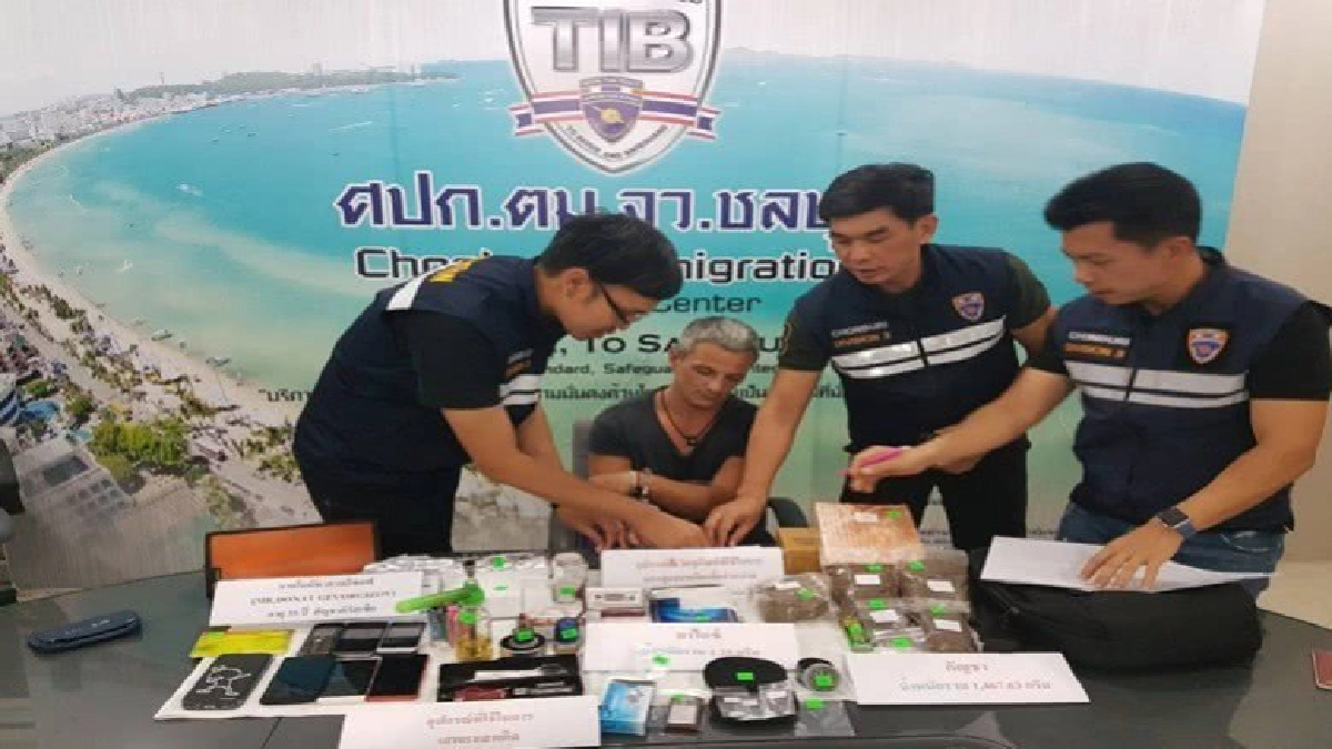 ตม.ชลบุรี จับหนุ่มรัสเซียค้ายาไอซ์-กัญชา ตม.ชลบุรี จับหนุ่มรัสเซียค้ายาไอซ์-กัญชา