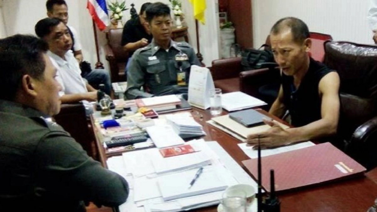 รวบเสี่ยโรงงานพกปืน3กระบอกขึ้นโรงพักท่าทางเครียดพูดจาวกวน รวบเสี่ยโรงงานพกปืน3กระบอกขึ้นโรงพักท่าทางเครียดพูดจาวกวน