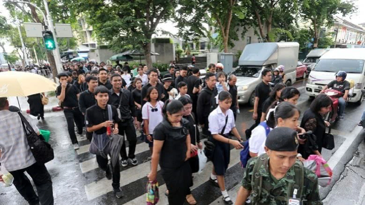 ปชช.รอกราบพระบรมศพแถวยาวตลอดราชดำเนิน (ภาพชุด) ปชช.รอกราบพระบรมศพแถวยาวตลอดราชดำเนิน (ภาพชุด)