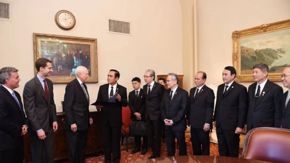 นายกฯ รับมอบมติวุฒิสภาสหรัฐเทิดพระเกียรติในหลวง ร.9 นายกฯ รับมอบมติวุฒิสภาสหรัฐเทิดพระเกียรติในหลวง ร.9