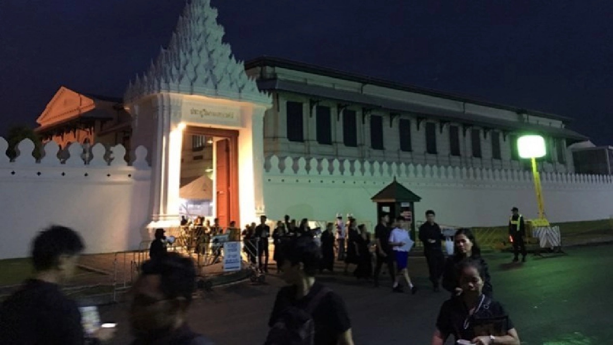 ปชช. กราบพระบรมศพแน่น ตั้งแต่เช้ามืด ปชช. กราบพระบรมศพแน่น ตั้งแต่เช้ามืด