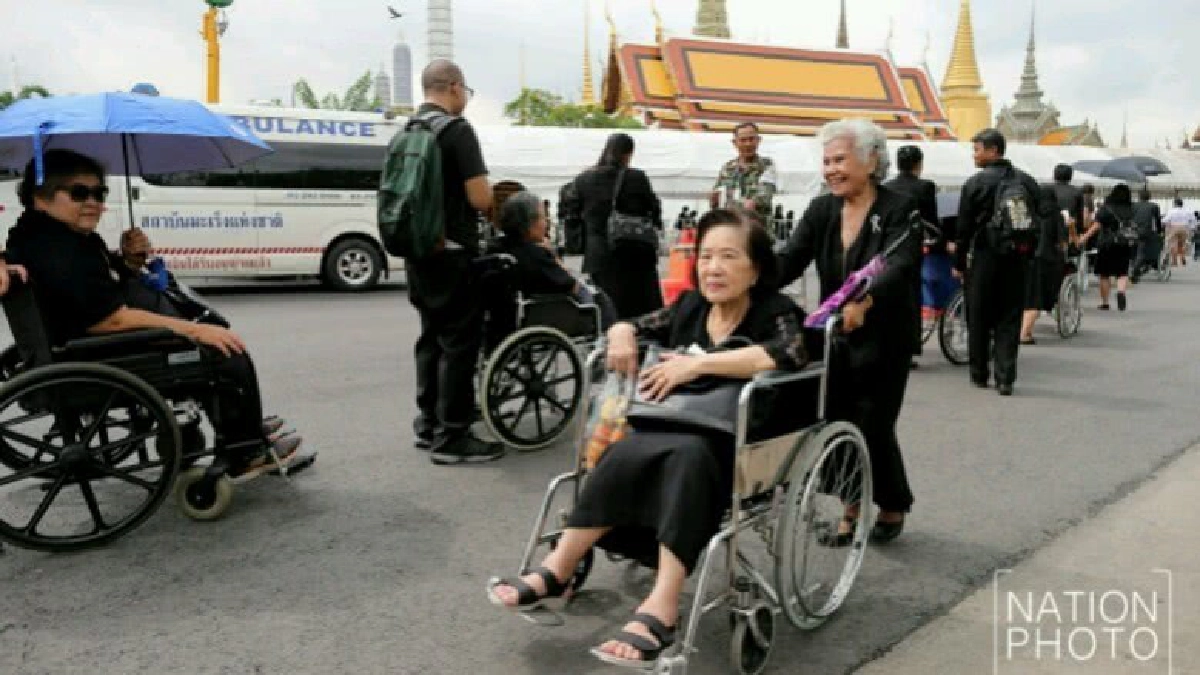 ประชาชนหลั่งไหลกราบพระบรมศพเนืองแน่นช่วง 2 วันสุดท้าย ประชาชนหลั่งไหลกราบพระบรมศพเนืองแน่นช่วง 2 วันสุดท้าย