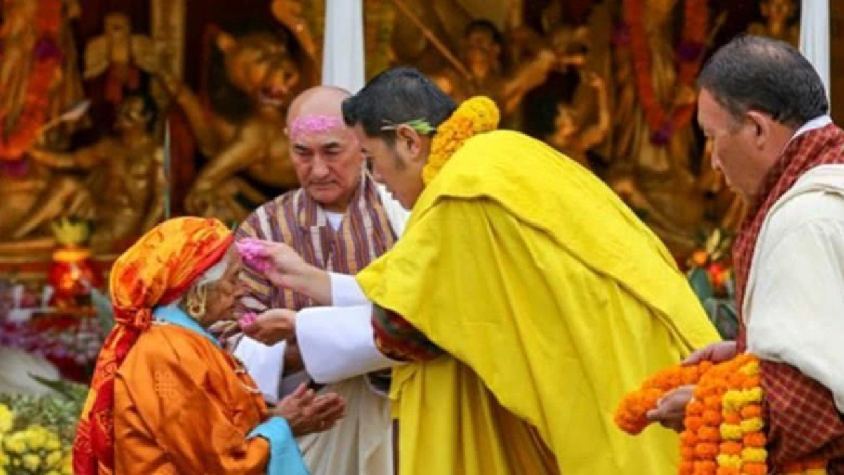 กษัตริย์จิกมีฯ ทรงร่วมพิธีในเทศกาลทุรคาบูชา