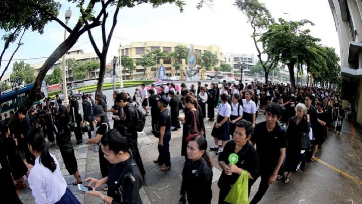 ปชช.เนืองแน่นกราบพระบรมศพวันสุดท้าย