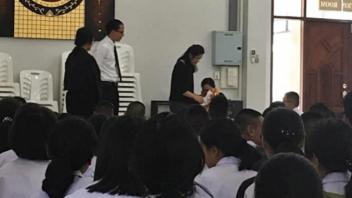 คลิปสุดซึ้ง!นร.จัดพิธีอำลาให้ป้าแม่บ้านป่วยมะเร็ง คลิปสุดซึ้ง!นร.จัดพิธีอำลาให้ป้าแม่บ้านป่วยมะเร็ง