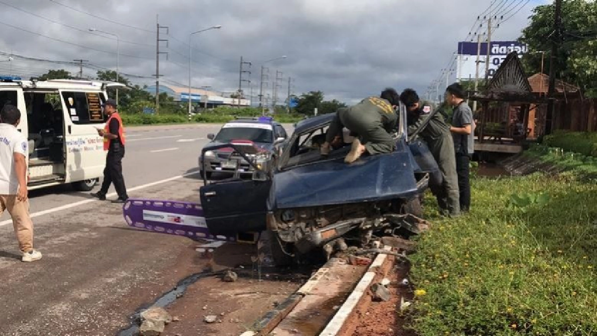 สองหนุ่มขอนแก่นขับกระบะเสยฟุตบาทเจ็บ2