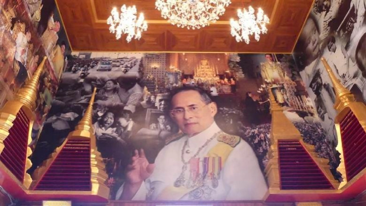 ปชช.ชื่นชม!!ภาพในหลวงร.9ติดฝาผนังพระอุโบสถวัดอัมพุวราราม