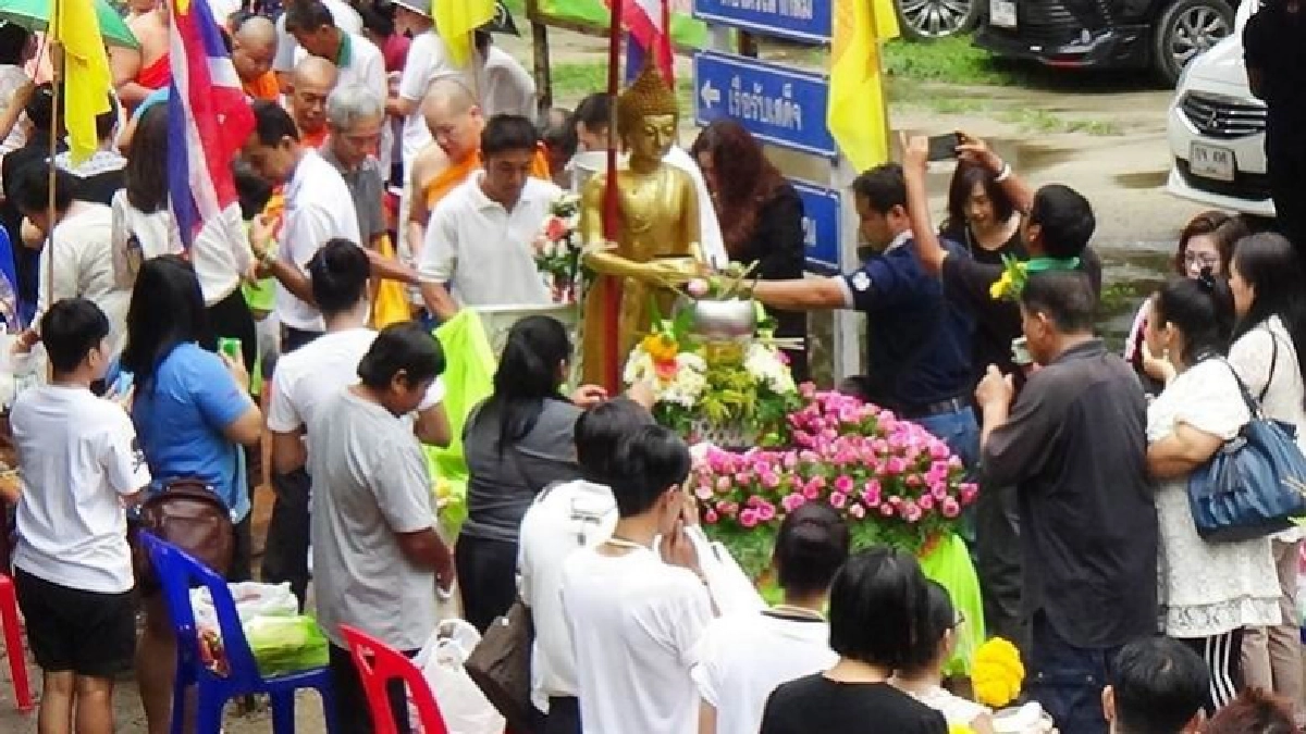 ชาวพิษณุโลกตักบาตรเทโวท่ามกลางสายฝนโปรยปราย
