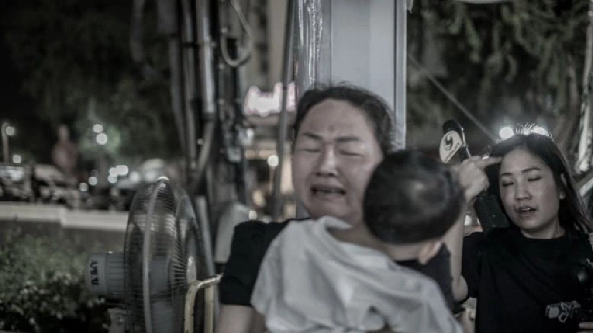 แม่อุ้มลูกวิ่งน้ำตานอง"กราบ "พ่อ"คนสุดท้าย