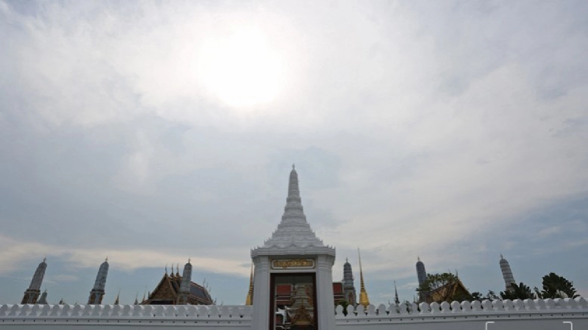 ทหารตีเส้นถนนกำหนดจุดการเดินในริ้วขบวนพระราชอิสริยยศ(ภาพชุด)