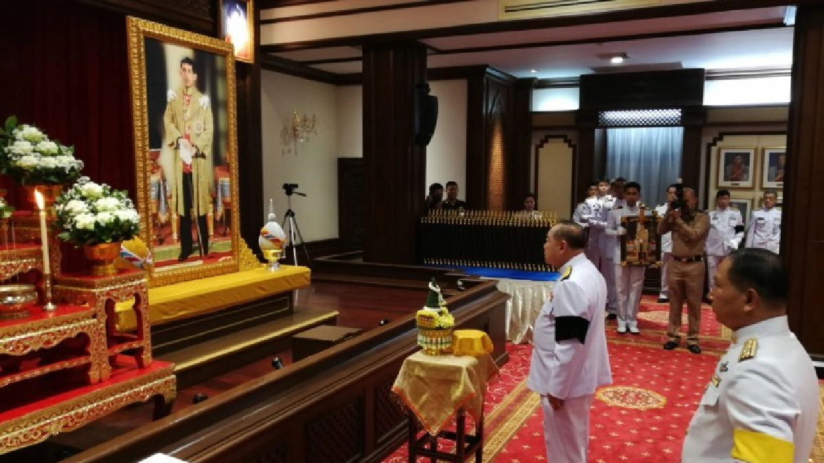 มอบพระบรมฉายาลักษณ์ ประดิษฐานเหนือบัลลังก์ตุลาการศาลทหาร มอบพระบรมฉายาลักษณ์ ประดิษฐานเหนือบัลลังก์ตุลาการศาลทหาร
