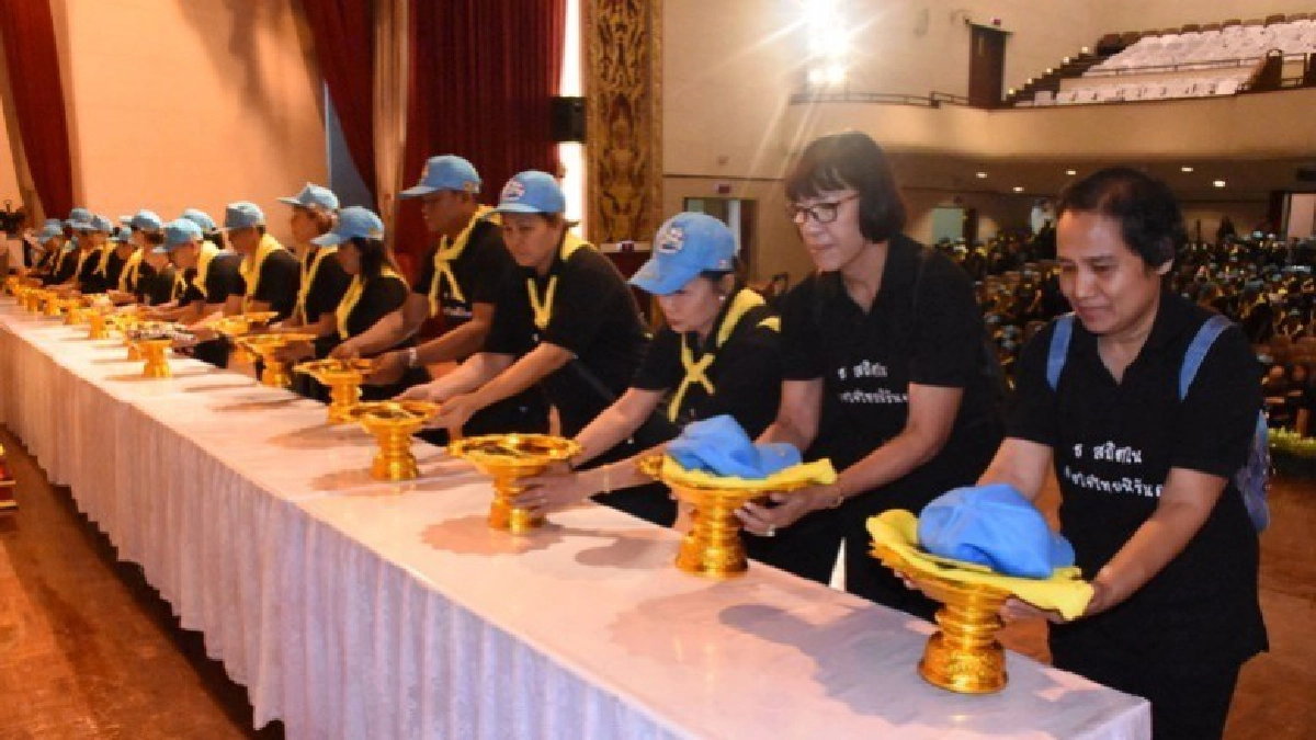 พระราชทานสิ่งของแก่จิตอาสาเฉาะกิจ พระราชทานสิ่งของแก่จิตอาสาเฉาะกิจ