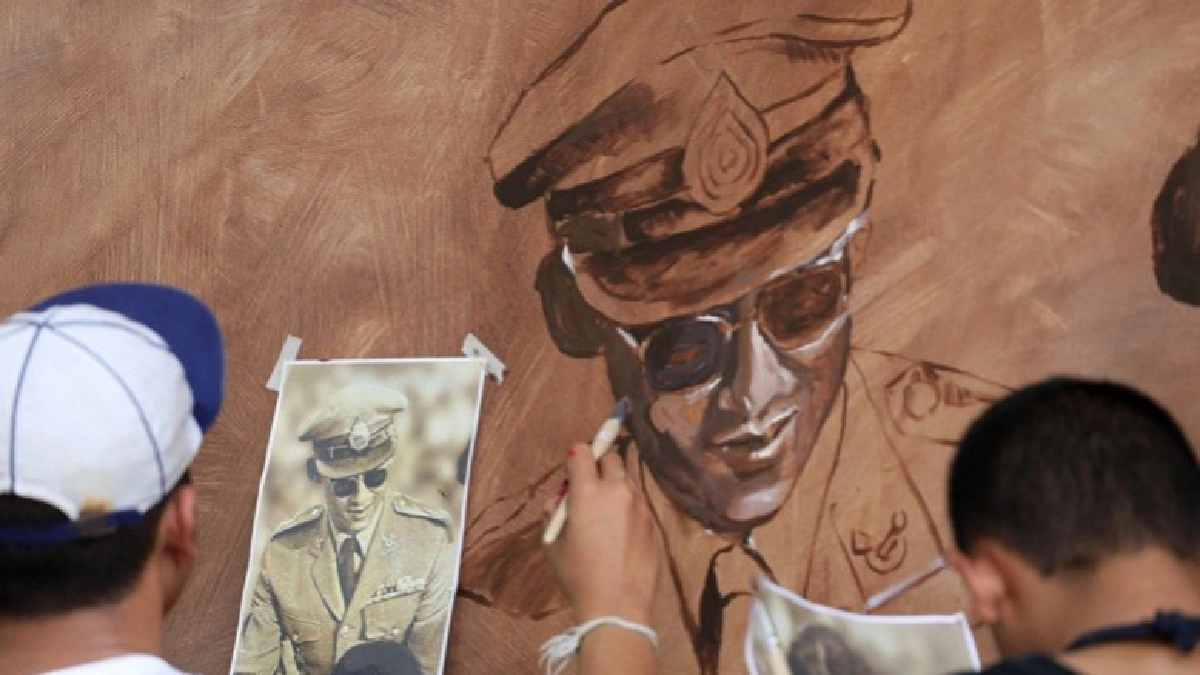 ศิลปากรวาดภาพพระบรมสาทิสลักษณ์น้อมถวายอาลัยร.9