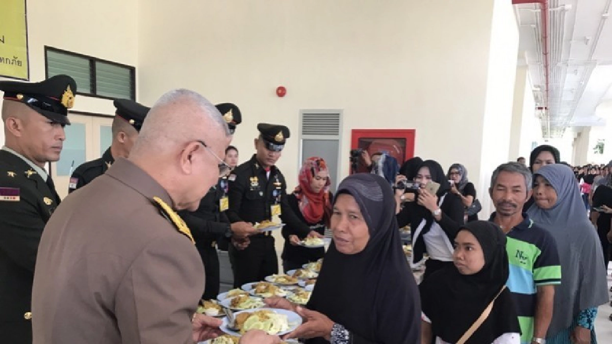 สมเด็จพระเจ้าอยู่หัว พระราชทานถุงยังชีพแก่ราษฎร จ.สตูล