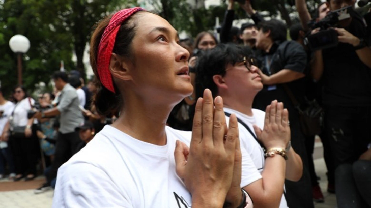 ‘ลูกเกด-ก้อง’ หลั่งน้ำตาคิดถึง ‘ในหลวง ร.9’ (คลิป)
