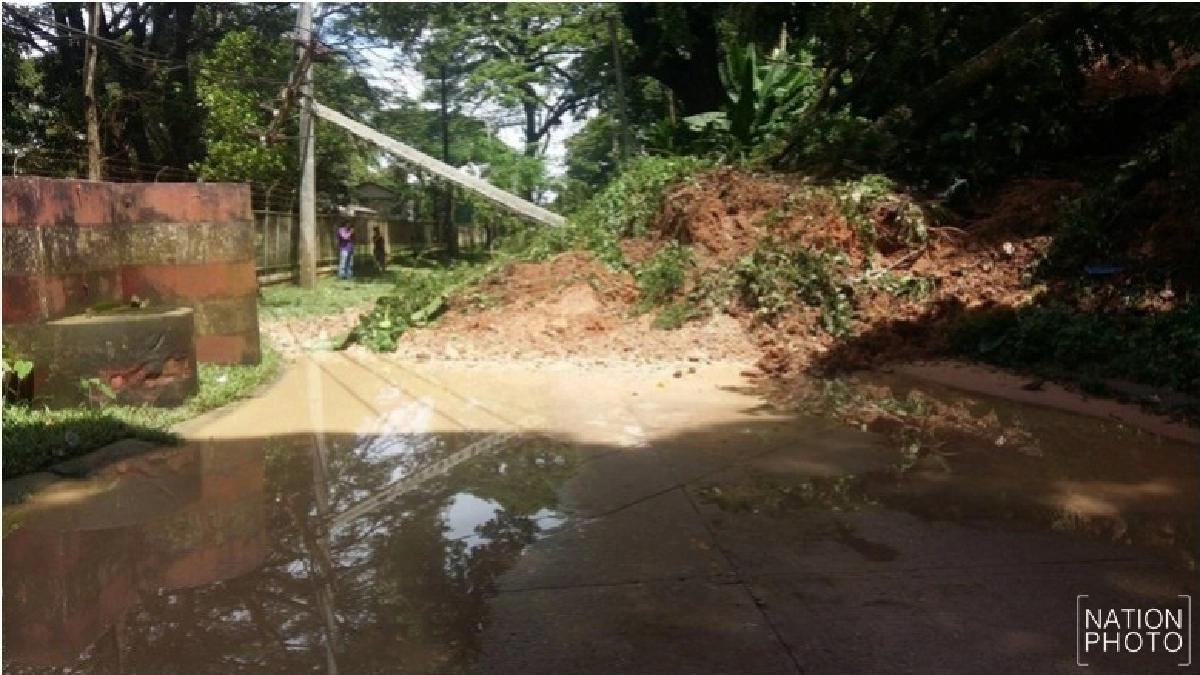 ฝนตกหนัก ดินสไลด์ทับถนนเมืองเชียงราย ฝนตกหนัก ดินสไลด์ทับถนนเมืองเชียงราย