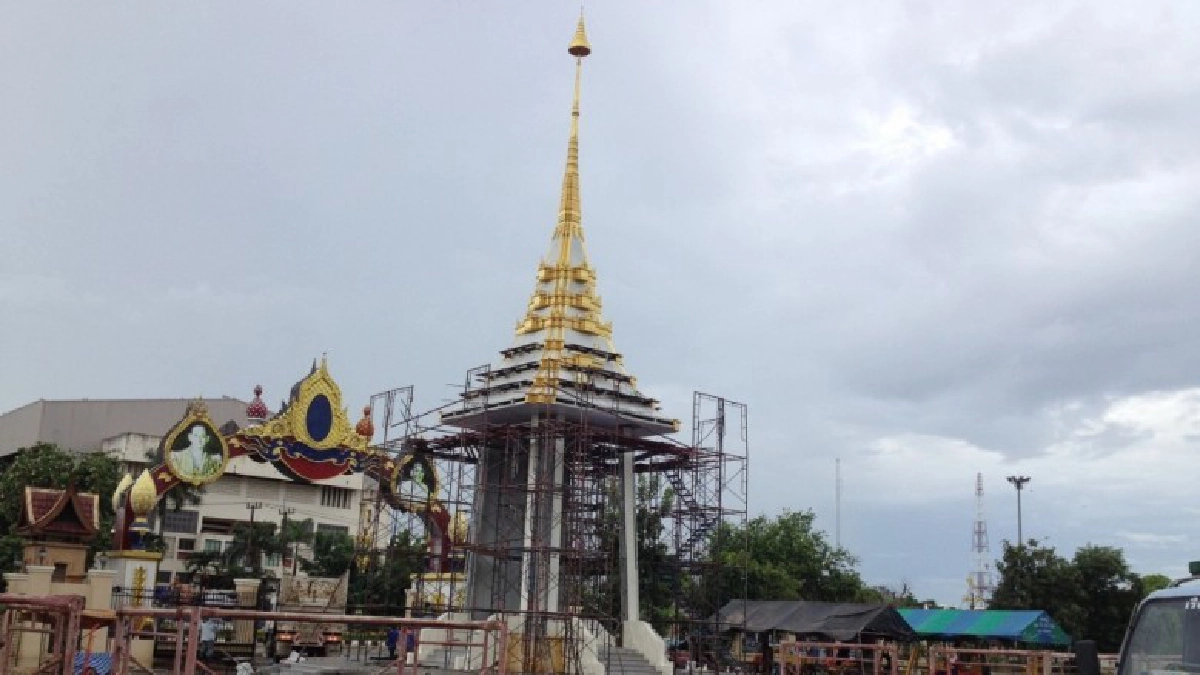 นายกฯมั่นใจพระเมรุมาศจำลองเสร็จทันเวลา