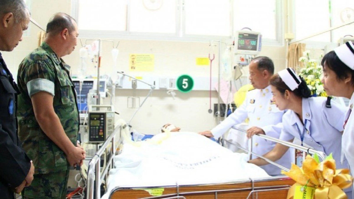 พระราชทานดอกไม้-ตะกร้าสิ่งของแก่ อส.ทพ.เหยื่อบึ้มใต้