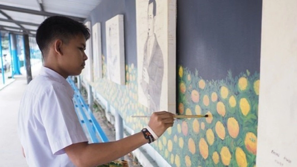 ทุ่งดอกดาวเรืองใต้กรอบภาพพ่อ