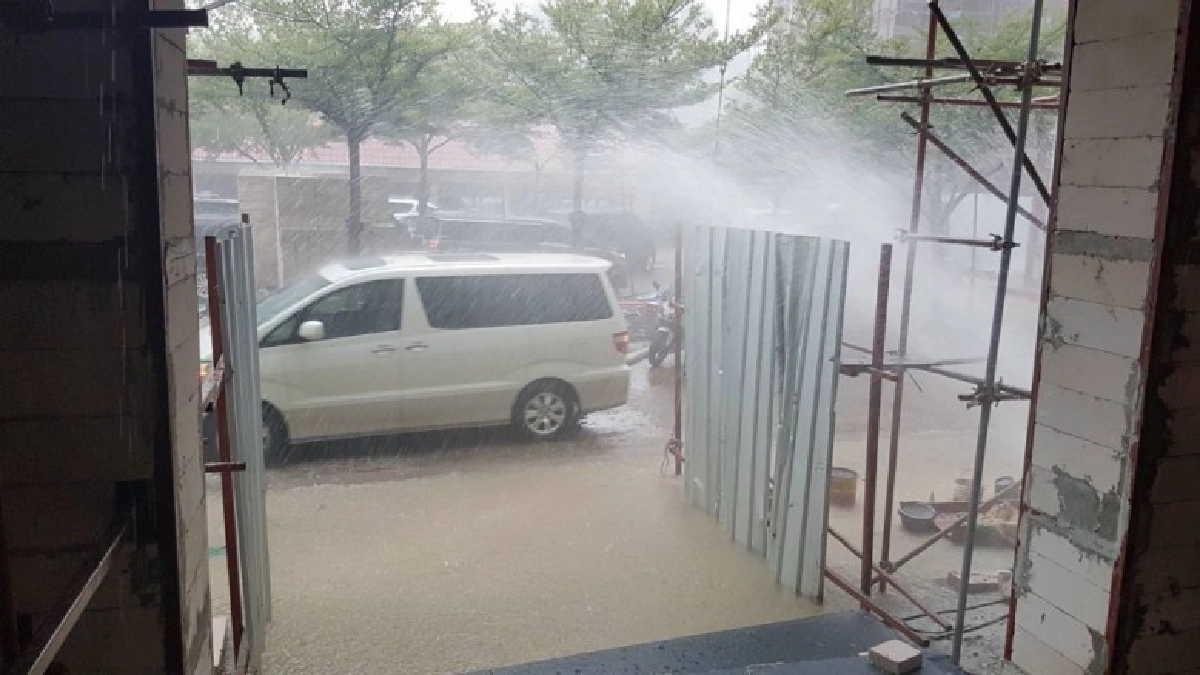ฝนตกหนัก "บิ๊กตู่" ใช้รถรับหน้าตึกบัญชาการกลับตึกไทยคู่ฟ้า ฝนตกหนัก "บิ๊กตู่" ใช้รถรับหน้าตึกบัญชาการกลับตึกไทยคู่ฟ้า