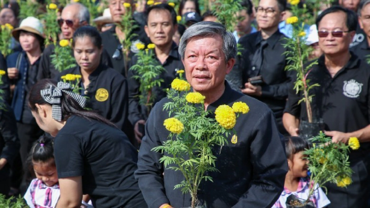 ชาวแม่โจ้รวมพลังปลูกดอกดาวเรืองถวายพ่อหลวง