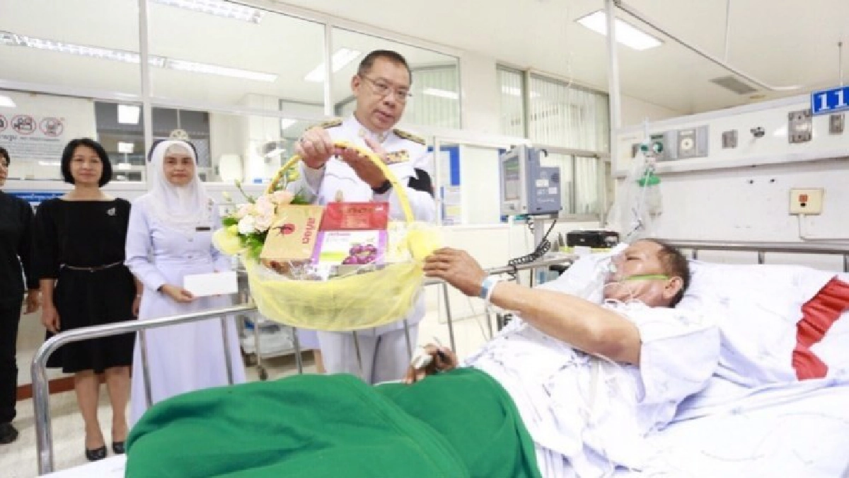 โปรดให้เชิญตะกร้าของขวัญเยี่ยมไข้จิตอาสาประสบอุบัติเหตุ โปรดให้เชิญตะกร้าของขวัญเยี่ยมไข้จิตอาสาประสบอุบัติเหตุ