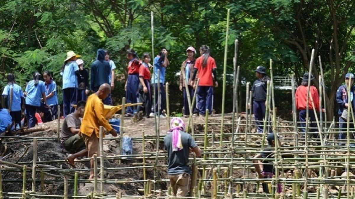 เยาวชนสร้างฝายชะลอน้ำ ถวายพระราชกุศลในหลวงร.9