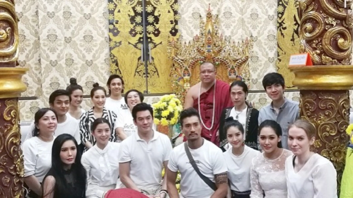 'ชาคริต-ไอซ์' ทำบุญจุลกฐิน ถวาย 'ในหลวง รัชกาลที่ 9' 'ชาคริต-ไอซ์' ทำบุญจุลกฐิน ถวาย 'ในหลวง รัชกาลที่ 9'