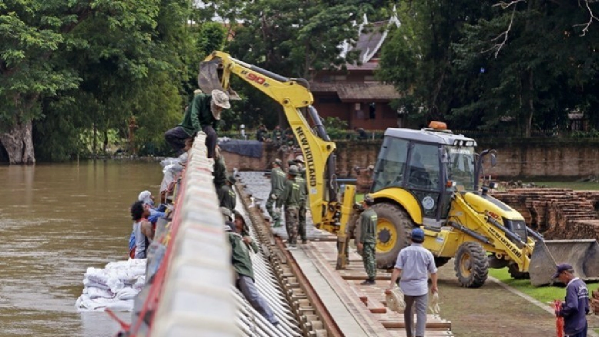 เร่งเสริมกำแพงกั้นน้ำริมตลิ่งวัดไชยวัฒนาราม (ภาพชุด) เร่งเสริมกำแพงกั้นน้ำริมตลิ่งวัดไชยวัฒนาราม (ภาพชุด)