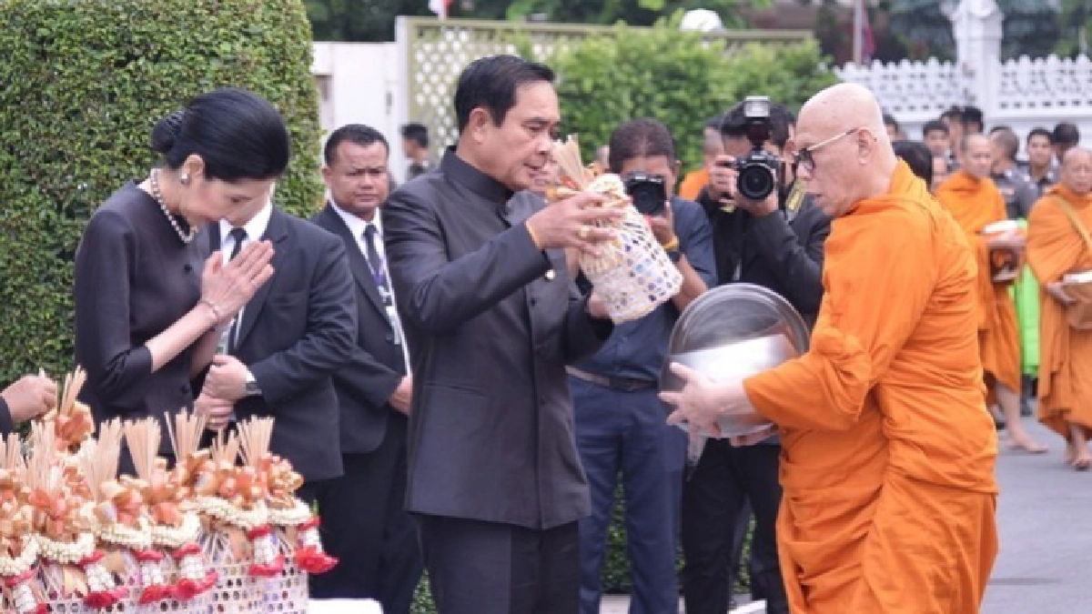 ครม. ทำบุญตักบาตรพระสงฆ์  ถวายเป็นพระราชกุศล ในหลวง ร.9  