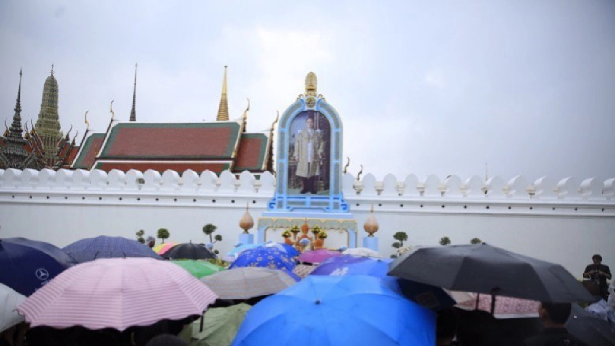 ครบ 1 ปีสวรรคต ประชาชนแห่ถวายดอกไม้แน่นหน้าพระลาน