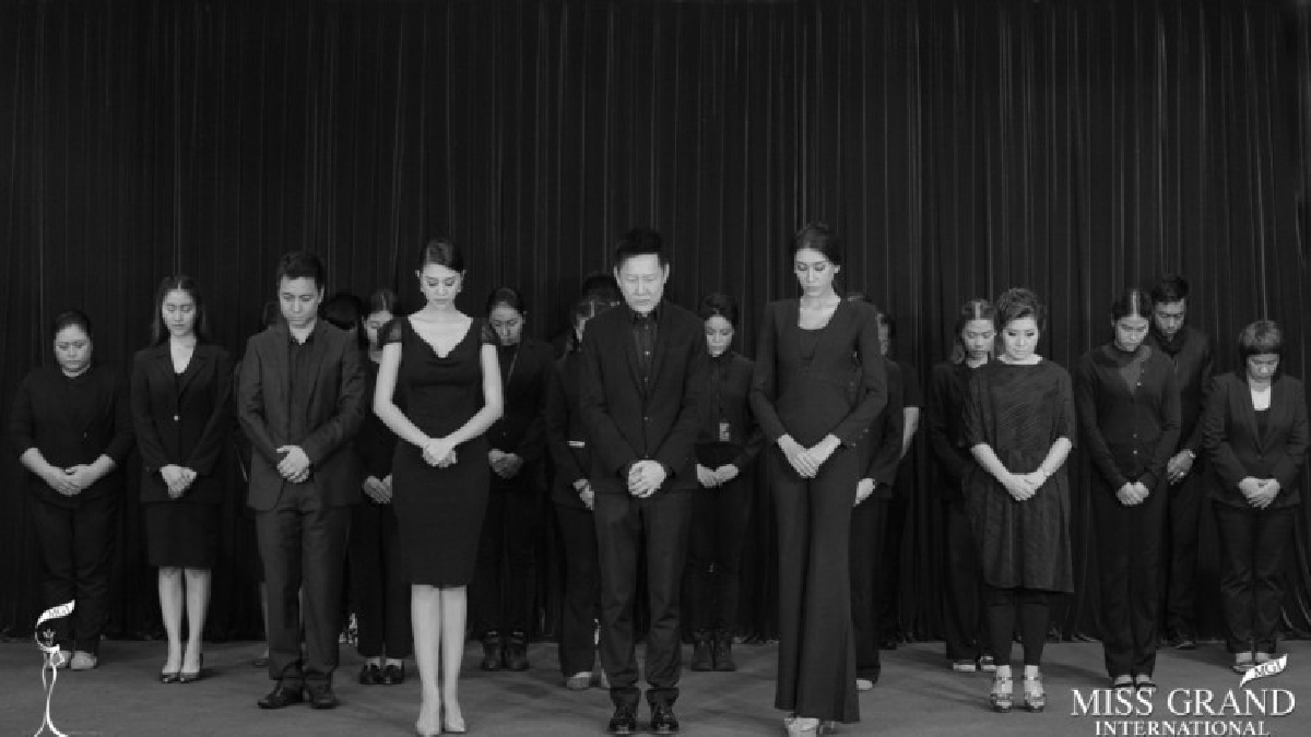 ณวัฒน์ นำทีมนางงามยืนถวายอาลัย ร.9