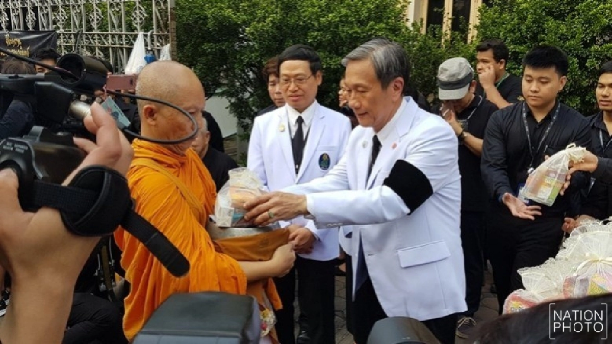 ปชช.เนืองแน่นศิริราชร่วมตักบาตรอุทิศถวาย‘ในหลวง ร.9’ ปชช.เนืองแน่นศิริราชร่วมตักบาตรอุทิศถวาย‘ในหลวง ร.9’