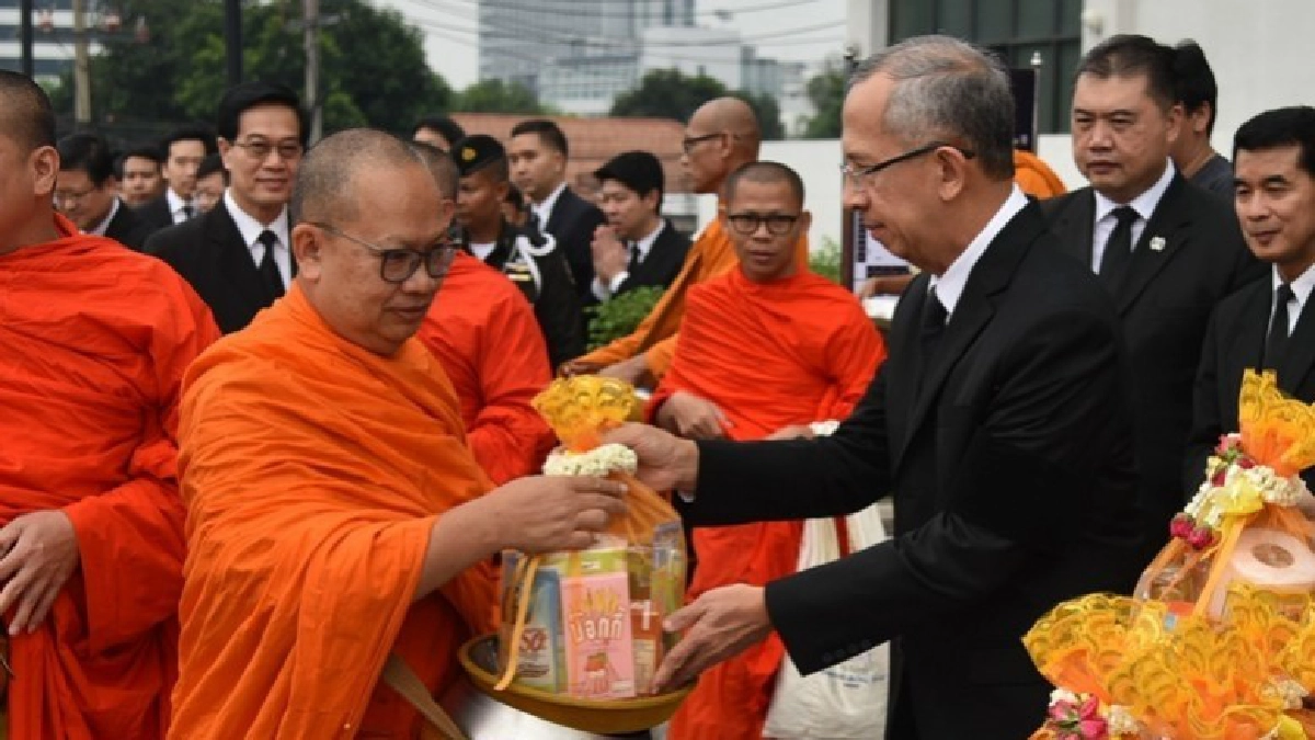 ศาลยุติธรรมทำพิธีทำบุญตักบาตรถวายเป็นพระราชกุศลใหลวง ร.9 ศาลยุติธรรมทำพิธีทำบุญตักบาตรถวายเป็นพระราชกุศลใหลวง ร.9