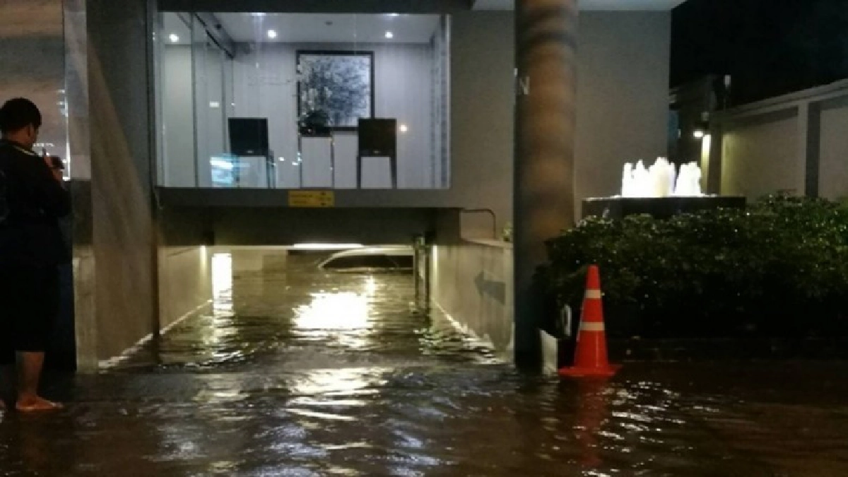รถจอดใต้ดินคอนโดจมน้ำทั้งคัน หลังฝนตกหนัก รถจอดใต้ดินคอนโดจมน้ำทั้งคัน หลังฝนตกหนัก