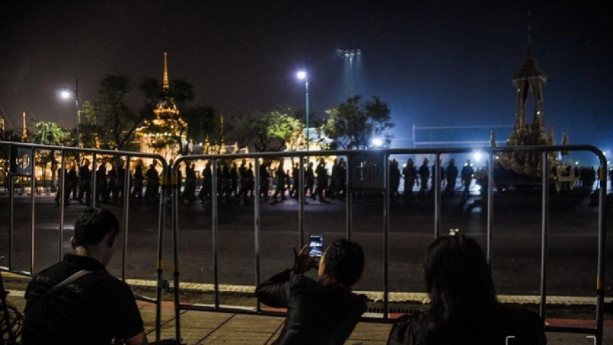 ปชช.จับจองที่นั่ง รอชมซ้อมริ้วขบวนพระบรมราชอิสริยยศ (ภาพชุด) ปชช.จับจองที่นั่ง รอชมซ้อมริ้วขบวนพระบรมราชอิสริยยศ (ภาพชุด)