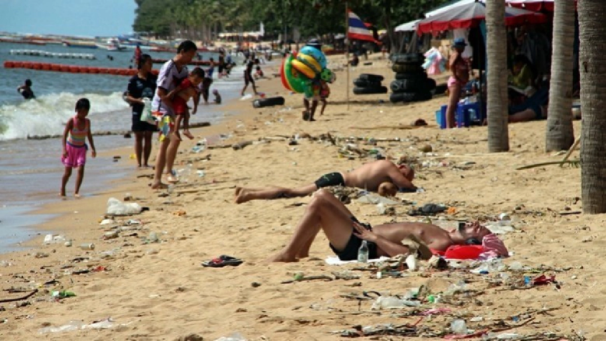 เกลื่อนกลาดสุสานขยะ ริมหาดจอมเทียน 