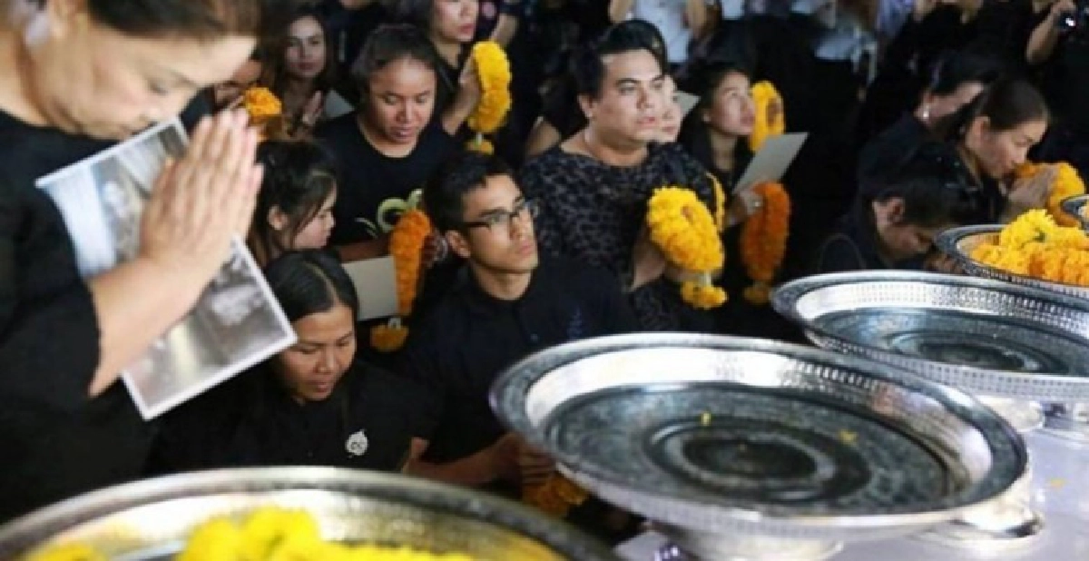 'ณเดชน์' กราบ 'ในหลวง ร.9' ที่พระบรมราชวังกลางดึก 'ณเดชน์' กราบ 'ในหลวง ร.9' ที่พระบรมราชวังกลางดึก