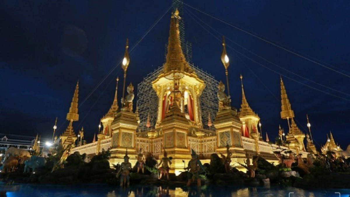 ซ้อมยกนพปฎลมหาเศวตฉัตรยอดพระเมรุมาศ ก่อนพิธีจริง (คลิป) ซ้อมยกนพปฎลมหาเศวตฉัตรยอดพระเมรุมาศ ก่อนพิธีจริง (คลิป)