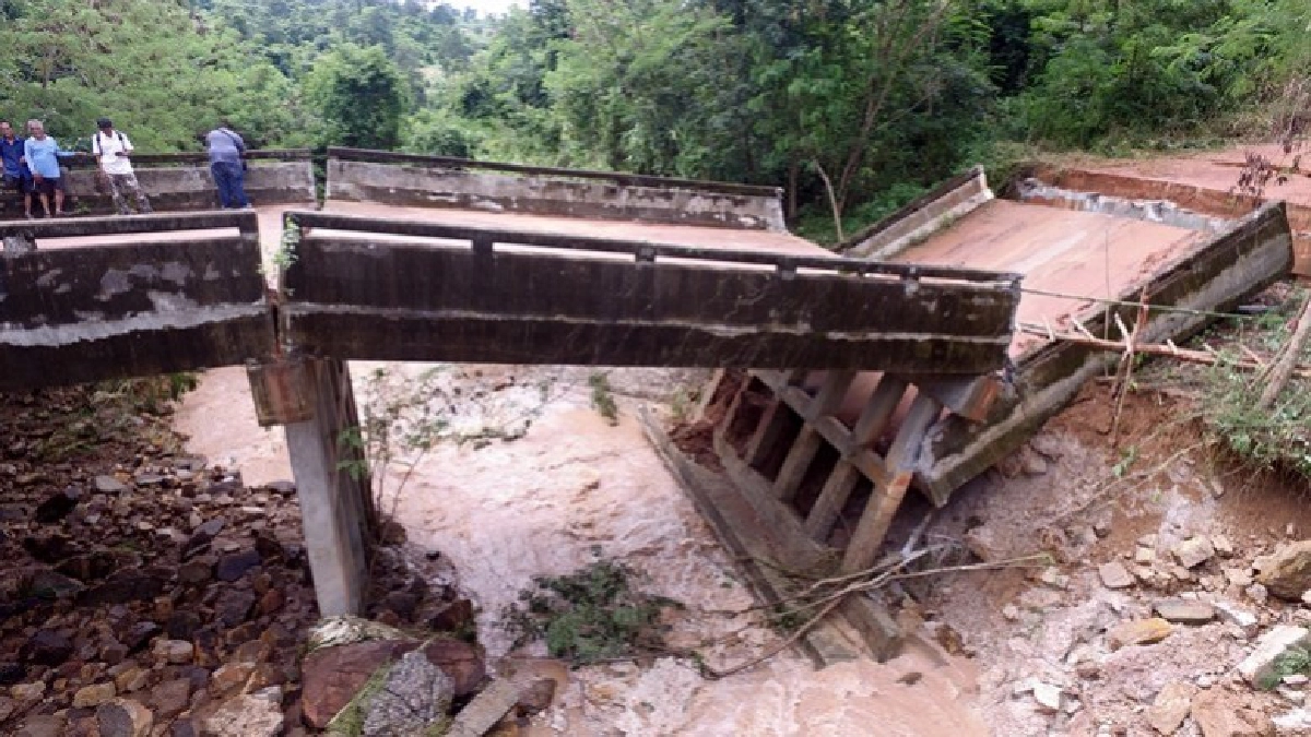 น้ำป่าซัดสะพานพัง ชาวร่มเกล้าถูกตัดขาดโลกภายนอก